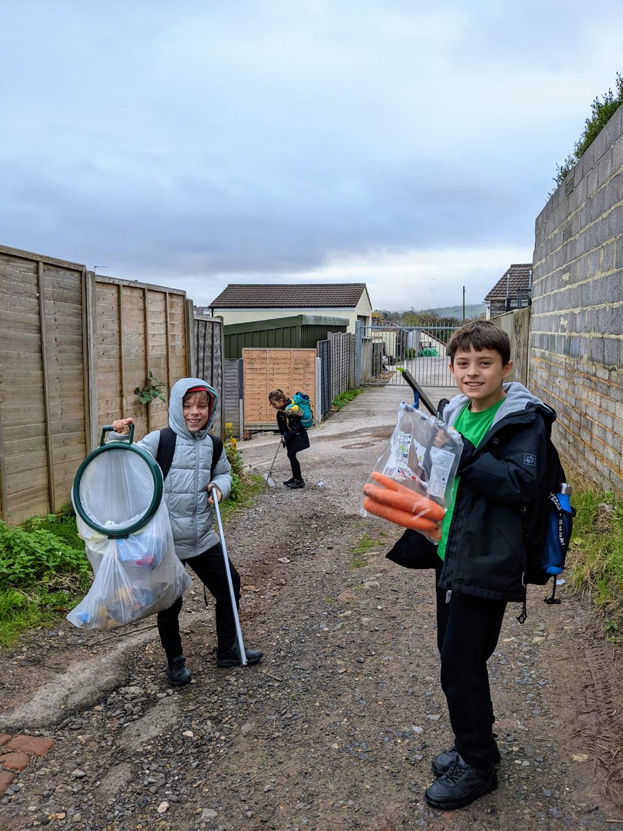 Vickstix1980's tweet photo. Even got a bag of carrots on today's school run litter pick! @BristolWaste @KeepBristolTidy @parsonstreet @MsD82448648 @KozlowskiMarta https://t.co/3TPfAsO4OP
