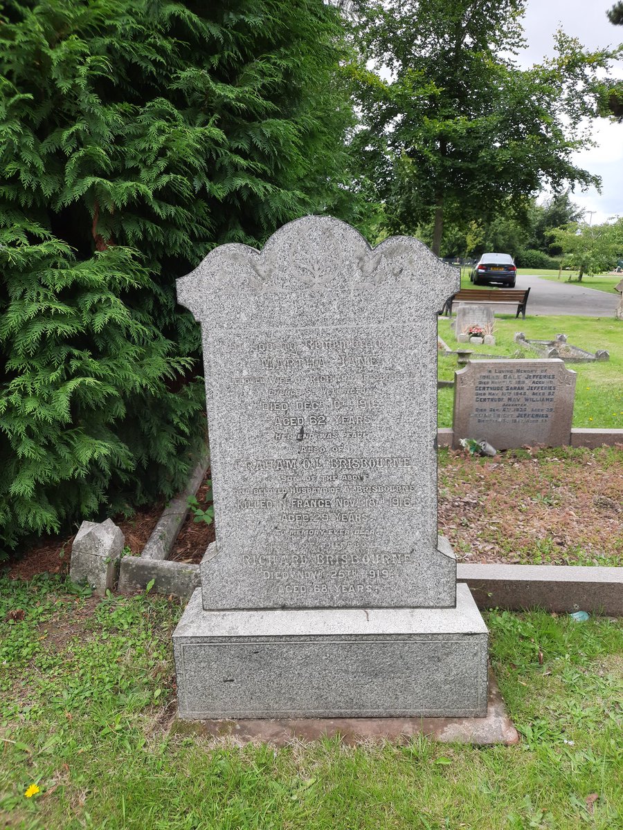 InscriptionsWw1's tweet photo. #RememberedHere
Graham Oscar Lloyd Brisbourne
Killed in France 18 November 1916
Aged 29
"TO MEMORY EVER DEAR"
#BorderRegiment
#WellingtonCemetery #Wellington #Telford
#WW1 #LestWeForget
Online records via https://t.co/7llC0QIUwI https://t.co/kBt5BVbutA
