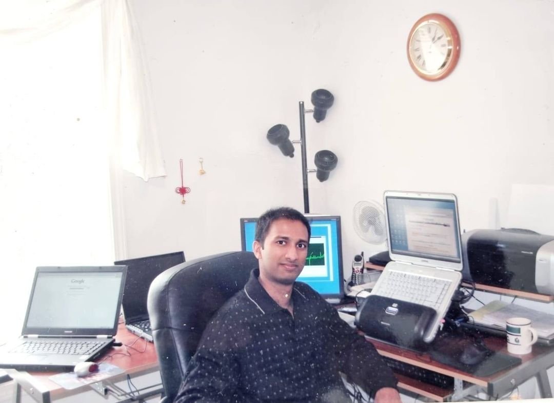 DulithHerath's tweet photo. Found an old picture of my room where I started Kapruka many years ago. Back then, the site ran off an apache server on an old laptop. #kapruka #bootstrap https://t.co/wgFIgm6kJA