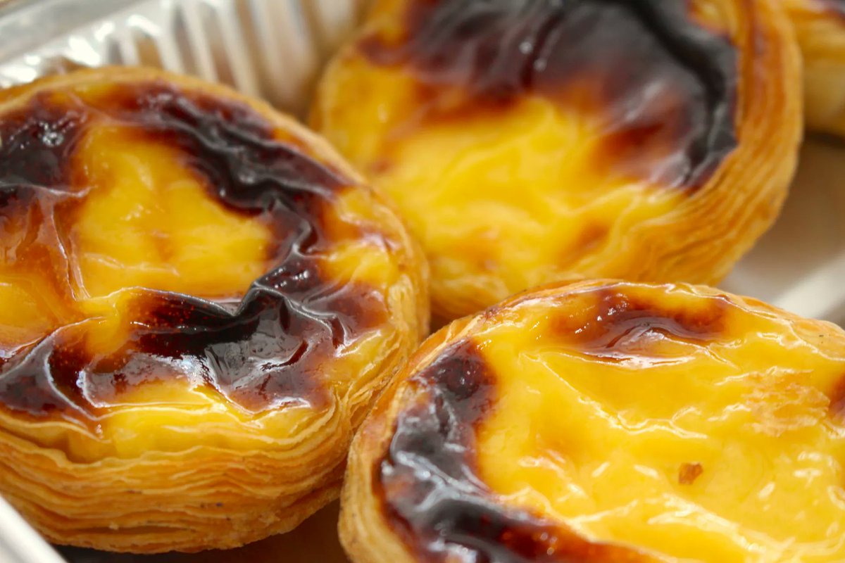 alentejo_1970's tweet photo. A freshly baked pastel de nata (custard tart) with an espresso on your way up to Castelo de São Jorge will lure you into this cafe, set inside a building decorated in blue-and-white tiles. 👌 https://t.co/gmLtnvkusD