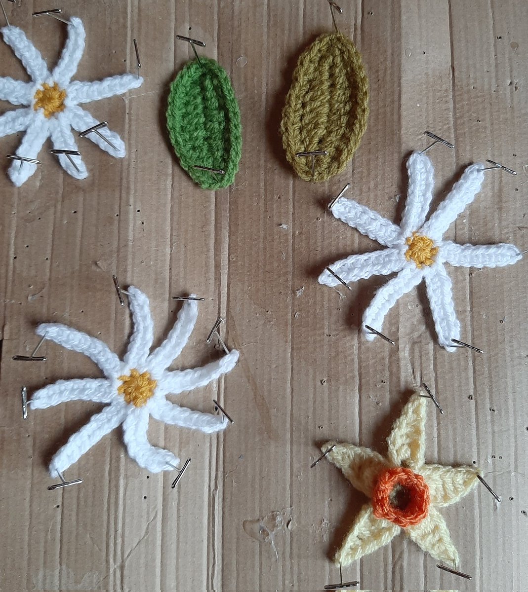 I'm blocking some flowers and leaves this morning. I pin them out, then spray with starch and wait for them to dry. Its not the most glamorous thing to look at but it's all part of the making process 😊

#crochet #blockingcrochet #MHHSBD #Queenof #crochetwreath