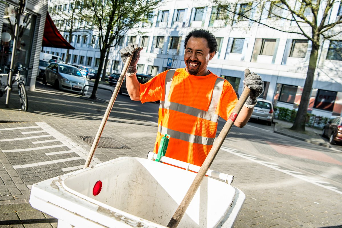 Stad_Antwerpen's tweet photo. We kunnen het niet genoeg zeggen:👏bedankt aan alle toppers van het #afvalteam! #weekvanhetafvalteam https://t.co/FOImdPt8iD