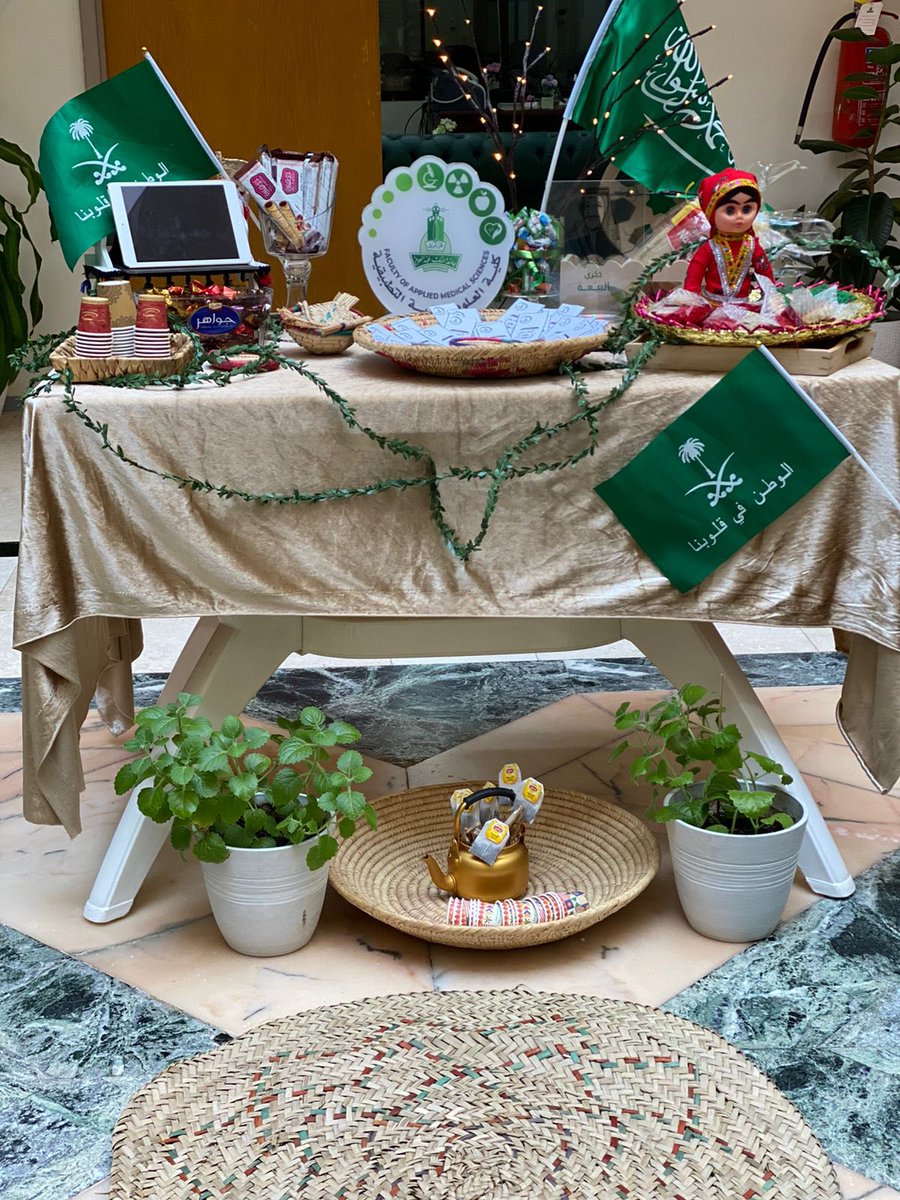 fams_kau's tweet photo. بالتعاون مع كلية الصيدلة وكلية الطب، احتفلت كلية العلوم الطبية التطبيقية بشطر الطالبات مناسبة #ذكرى_البيعة_السابعة في بهو الكلية. 
#ذكرى_البيعة_السابعة_للملك_سلمان https://t.co/jMkxL5Mljt