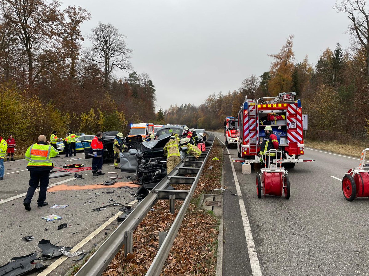 Update #Verkehrsunfall #B464 an der Kreuzung #Böblingen Süd / Holzgerlinger First: 4 beteiligte PKW. Die FW hat 2 Personen mit Rettungsgerät aus den Fahrzeugen befreit. Ein Kind musste glücklicherweise nicht befreit werden. Aktuell laufen Aufräumarbeiten. Bericht folgt. #stadtbb
