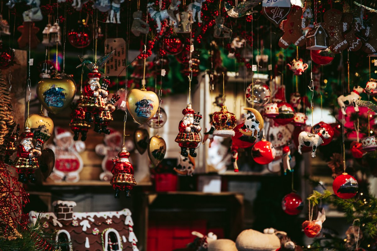 Tomorrow marks the very start of <a href="/Edxmas/">Edinburgh's Christmas</a> 😱 🎄 ❄️
Tag someone to let them know 👇

📸 Lynda Hinton/Unsplash
#ChristmasMarkets #Edinburgh #VisitScotland
