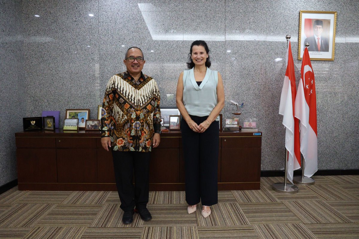 kbrisingapura's tweet photo. Ambassador Suryo Pratomo received courtesy calls from Ambassador of Laos, the Ambassador of Hungary, and the Ambassador of the Czech Republic to Singapore. 
.
#kbrisingapura #inidiplomasi https://t.co/l6cdCmn38m