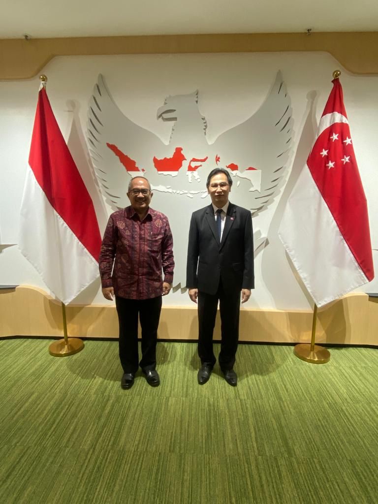 kbrisingapura's tweet photo. Ambassador Suryo Pratomo received courtesy calls from Ambassador of Laos, the Ambassador of Hungary, and the Ambassador of the Czech Republic to Singapore. 
.
#kbrisingapura #inidiplomasi https://t.co/l6cdCmn38m