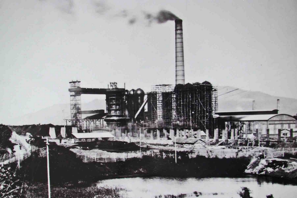 1901年11月18日、官営八幡製鉄所が操業開始。日清戦争を契機とした鉄鋼