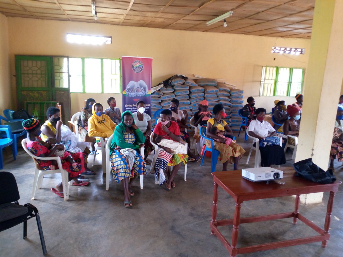Happening Now in @Nyarugenge District  in Nyarurenzi Cell @AmahoroR is conducting a community dialogue with #TeenMothers on Sexual Reproductive Health & Rights #SRHR  and #childprotection @amplifyfund @HDIRwanda @RwandaNGOForum @RwandaGender @rrpplus @omardaair @UNFPARwanda #RwOT