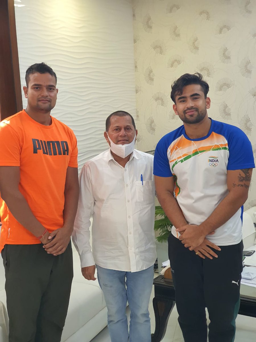 achyuta_samanta's tweet photo. Nothing gives me more pleasure than meeting, learning and living the experience of my #KIITians. 

In discussion with me today,  are ace Javelin Thrower and Olympian Shivpal Singh and his brother.
@ShivpalJavelin https://t.co/nKSbRxZRbV