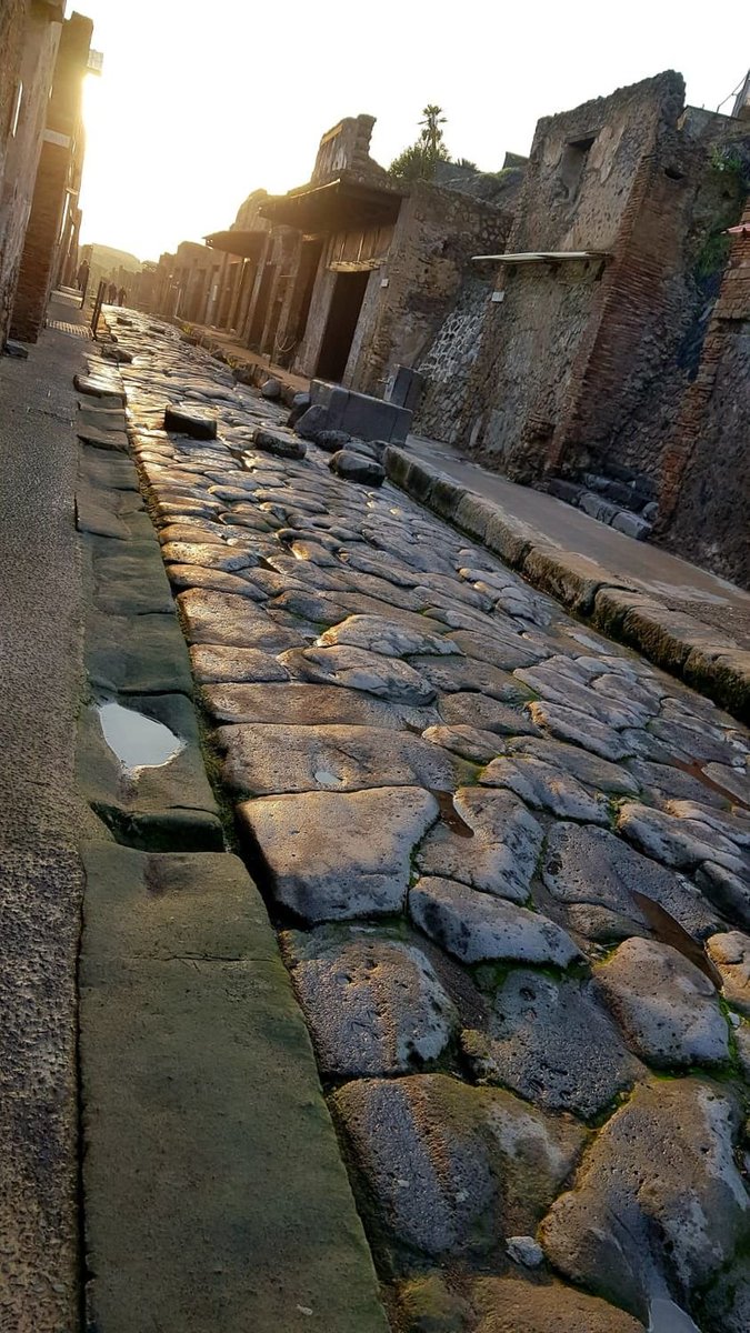 romanhistory1's tweet photo. A street in Pompeii https://t.co/fsI2DApv7p