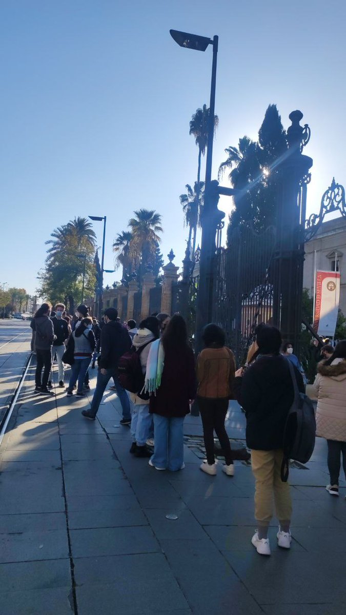 twitCADUS's tweet photo. Colas por fuera del recinto, pancartas... Vamos vamos vamosssss que conseguimos quórum!!!! 🤩🥰 https://t.co/ZC3SsMYZ28