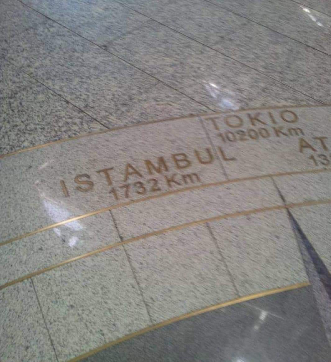simonacambarau's tweet photo. Aeroporto di Cagliari. La prestigiosa agenzia "mio cugino con 30€ lo fa meglio" firma un altro capolavoro. https://t.co/GeZSBlmKwU
