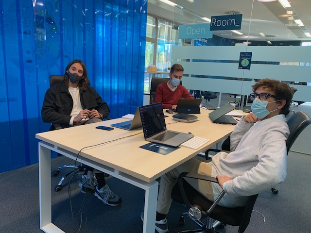 OpenFuture_Ext's tweet photo. ¡Continúan las evaluaciones 360 para nuestras nuevas #startups!
Los promotores de #Dcycle tuvieron ayer sesión con @JACrespo_, Nacho Morales (@Telefonica), y los mentores de #ExtremaduraOpenFuture @EleazarGarciaES y @crisalonsofran https://t.co/Qz7XjdmGZw