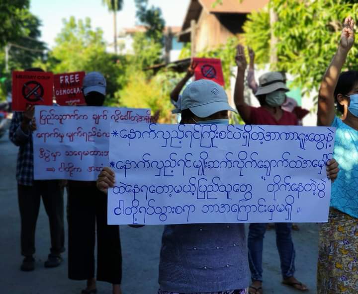 Phu_twt_mm's tweet photo. Despite the fightings around the city, Kalay residents continued on protest to uproot the evil genocidal, rapist Myanmar military.

ငါတို့မြို့ မုဒိန်း​ခွေးတပ်လုံးဝအုပ်ချုပ်ခွင့်မရ​စေရ

LEGALIZATION OF NUG

#Nov18Coup
#WhatsHappeningInMyanmar https://t.co/sTXBQ9MbmP