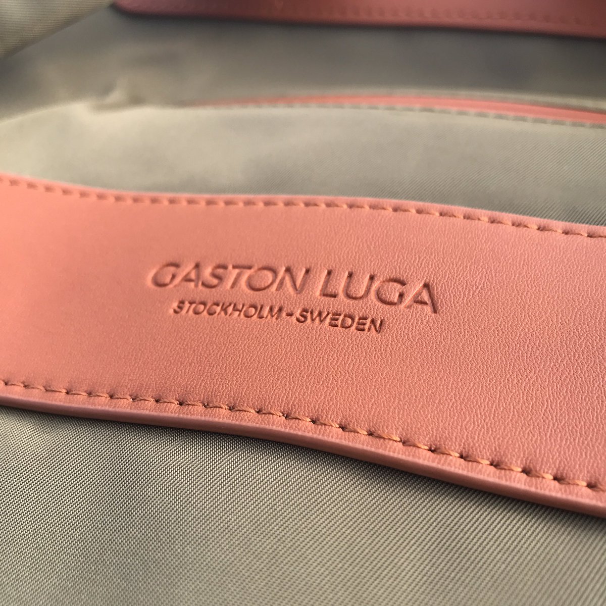 GapPacker's tweet image. 北欧バッグのガストンルーガ様よりBITEN15を提供していただきました。

ノートPC収納ポケットもあり、機内持ち込みに丁度よいサイズのバックパック。

ブラックフライデー期間中は全品25%オフ+トイレタリーポーチプレゼント
#GastonLuga #ガストンルーガ #ビーガンレザー #ブラックフライデー