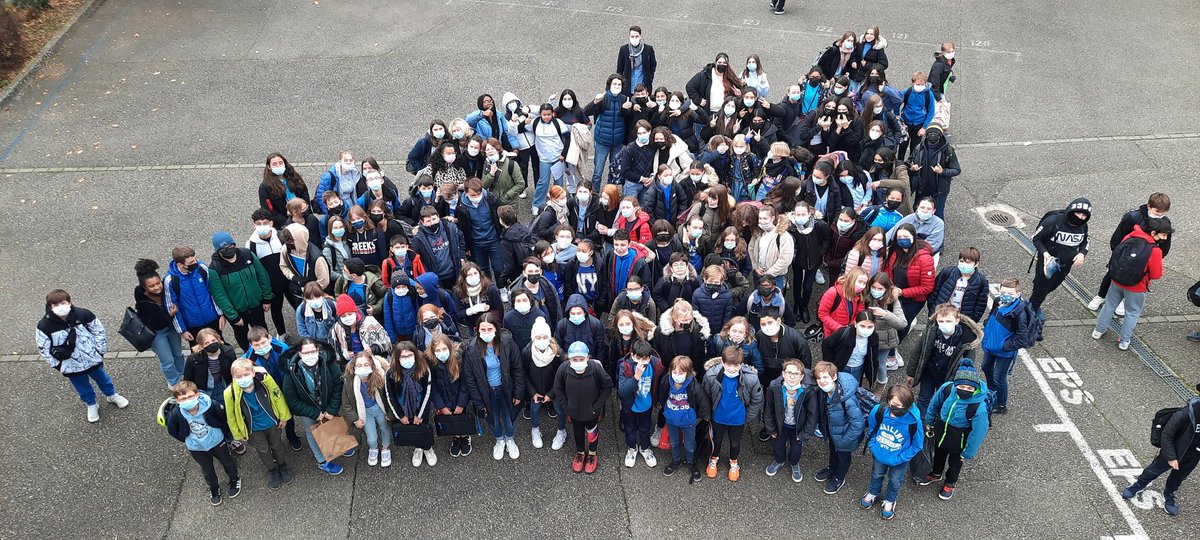 MathieuDepenau's tweet photo. Les élèves et les personnels du collège de #Barr en bleu, pour dire #NonAuHarcèlement ! 18 novembre 2021, journée nationale de lutte contre le harcèlement #NAH https://t.co/FZv0oR0G95