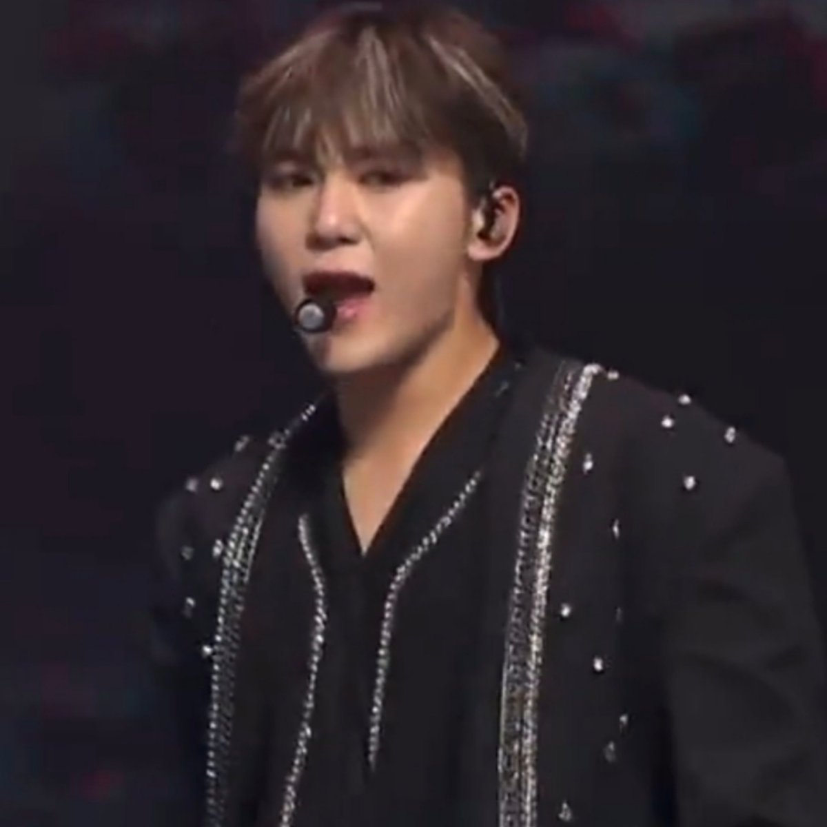 1woo17's tweet photo. wonwoo passed the highlights to seungkwan https://t.co/kOnUHAvuoA