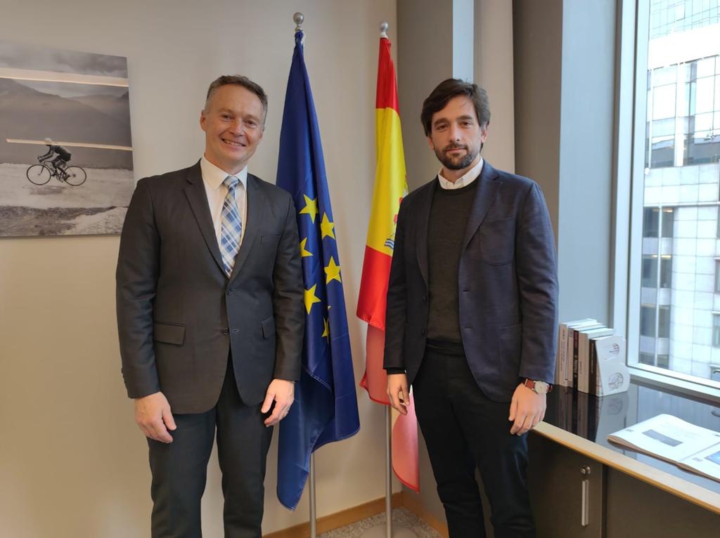 Ayer nos visitó <a href="/FerranCostaAND/">Ferran Costa</a> en nombre del grupo parlamentario liberal del Principado de Andorra.

Un placer poder compartir impresiones e inquietudes con quienes compartimos tanto y tan de cerca.

¡Gràcies per la trovada!