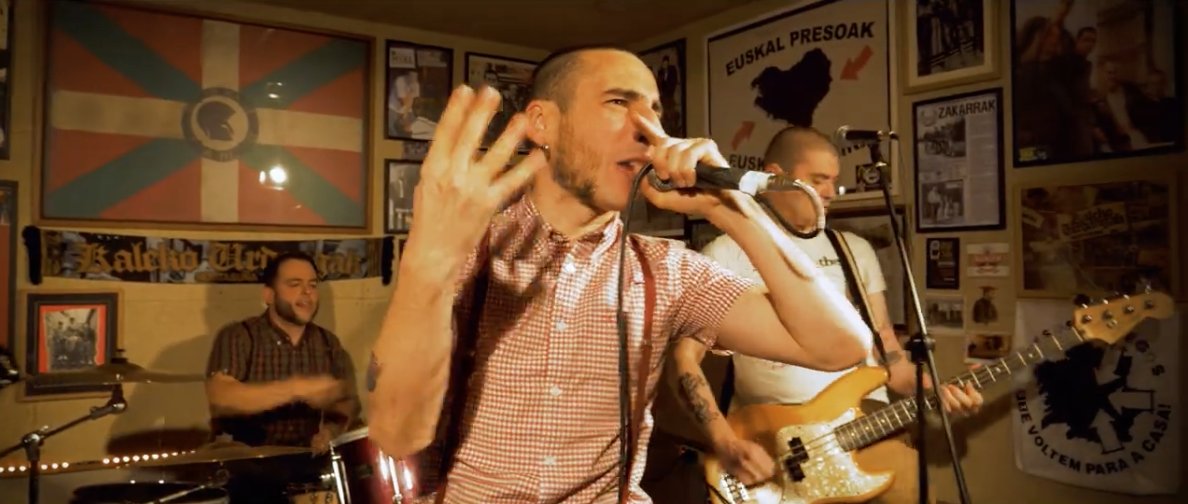 Hilaren 27an kaleratuko du <a href="/KalekoUrdangak/">ligia</a> taldeak "Bizirik" lan berria, Garate estudioan Kaki Arkarazorekin grabatua. Aurrerapen gisa, "Etengabe aurrera" abestiaren bideoklipa plazaratu du. Ikusi hemen👉 badok.eus/bideoa/etengab…