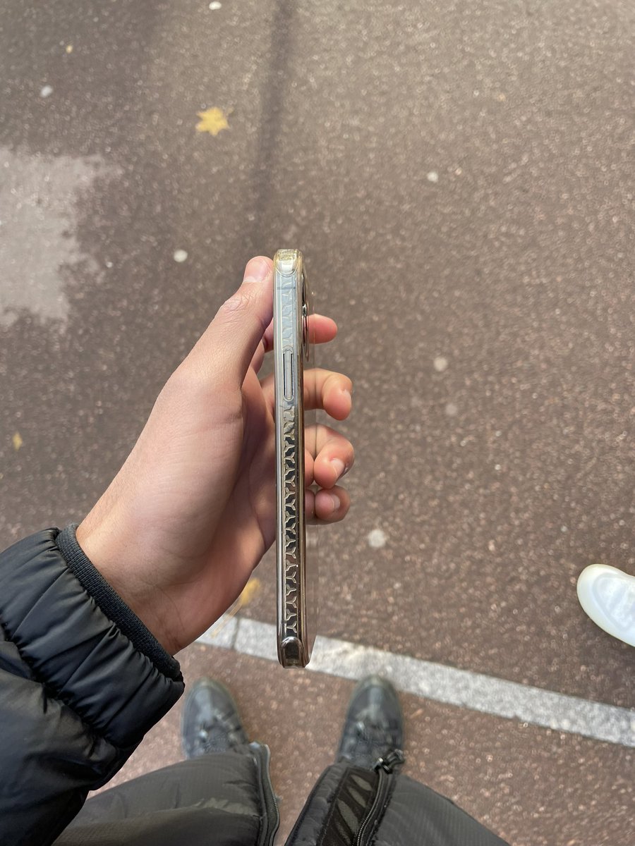 pk_tu_mespionne's tweet photo. Selem J’ai trouvé un iPhone 12 Pro A côté de la gare de Joinville le pont dans le 94 , si quelqu’un reconnaît l’iPhone qui m’envoie un message https://t.co/9CZyT1RJdV