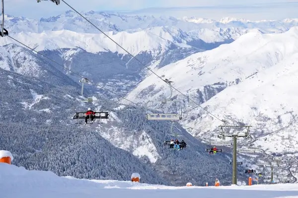 Fund_Occident's tweet photo. .@baqueira_beret ilusiona con grandes novedades ante una deseada y blanca temporada de esquí https://t.co/sCHSr51mJs vía @larazon_es ❄️⛷️🏂❄️ #esquiFJS https://t.co/Eia6AKCG60