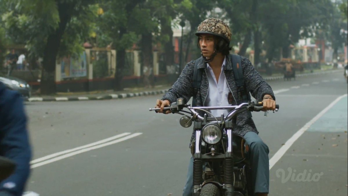 vidio's tweet photo. Ari nih tipikal cowo yang cuek tapi diem-diem perhatian engga sih.

#JinggadanSenja #CeritaJinggadanSenja #TeamArivsAta https://t.co/Ua2EMuzexK