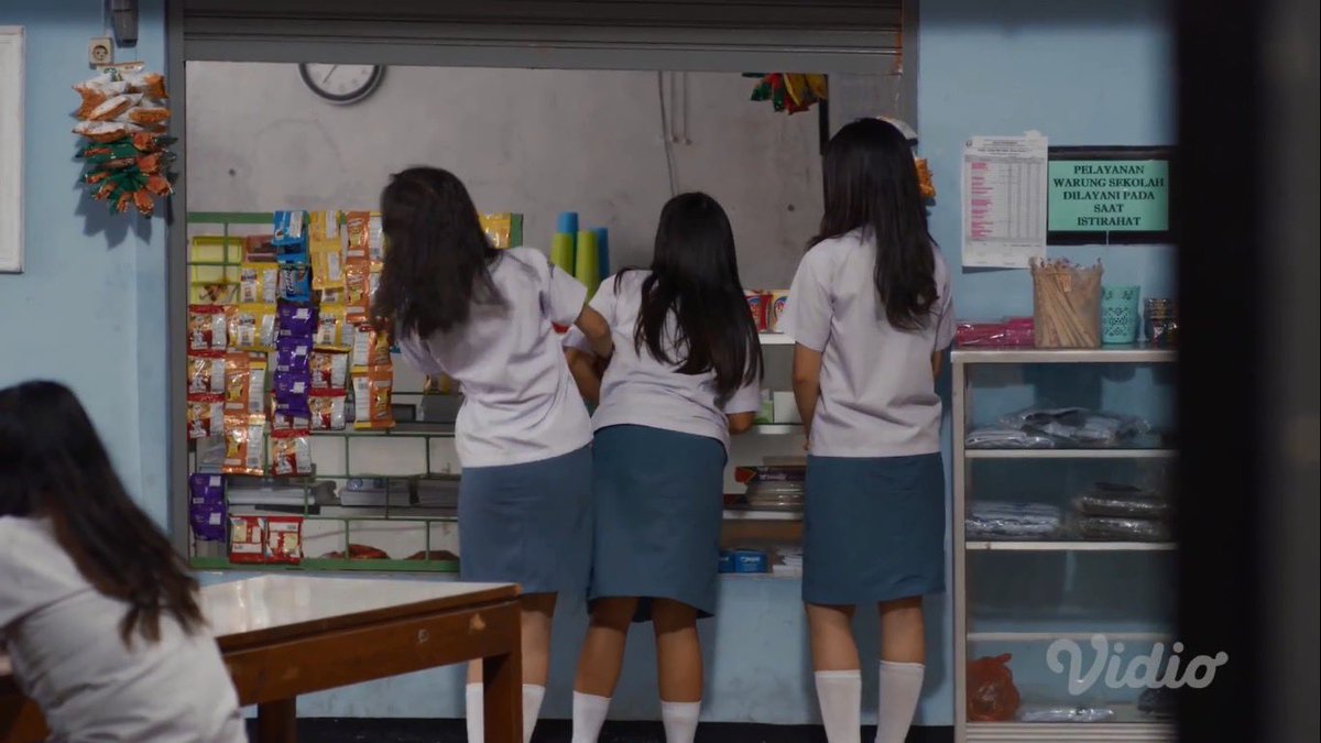 vidio's tweet photo. Satu lagi nih, Ari selalu punya rencana buat bikin mood Tari bagus, kayak traktir Tari dan temen-temennya makan di kantin~

#JinggadanSenja #CeritaJinggadanSenja #TeamArivsAta https://t.co/43rCXScrx3