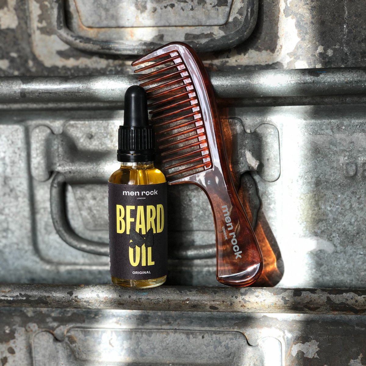 MenRockHello's tweet image. The perfect duo for every serious #beardwearer 🧔‍♂️Men Rock #BeardOil and #beardcomb will keep the facial hair smooth, nurtured and magnificently scented with our ORIGINAL aroma👌
#NoShaveNovember
