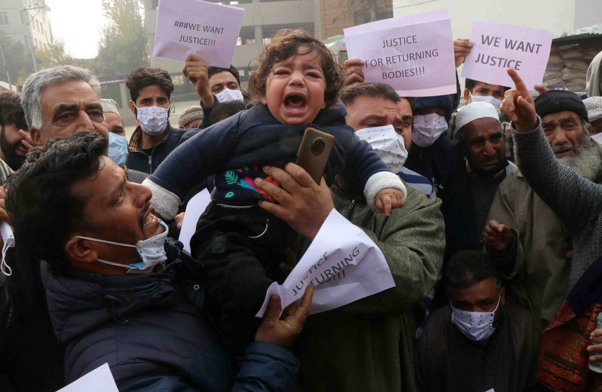 Haris123b's tweet photo. Dekho ge toh har moad par mil jayenge laashien...
Dhoondo ge toh is sheher mai ek qatil b ni mile ga...
#Kashmir #hyderpora #SaveKashmir https://t.co/SfzCh92oYo