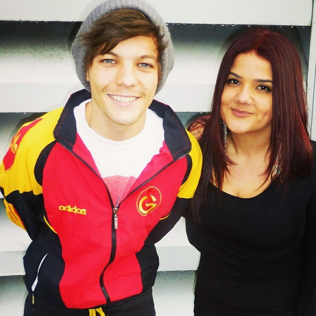 LouisOnThisDay's tweet photo. 📸 November 16 2014 - Louis takes photo with a fan, most likely in London, before departing to the US. 
He's also spotted waiting for his travel arrangements. https://t.co/jv2tT6dbAm