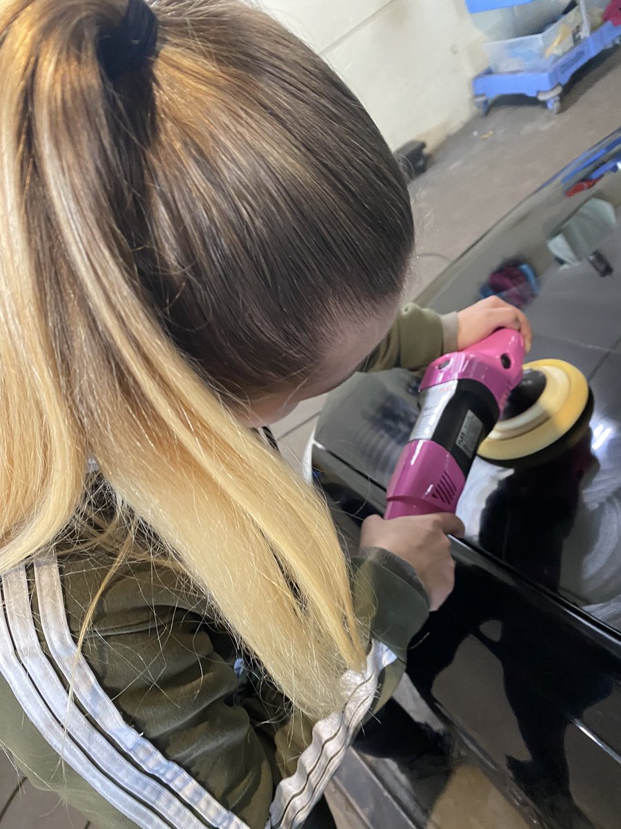 KroonCosmetics's tweet photo. En de volgende word weer een shiny car met onze topper en haar roze flex #krooncarcosmetics #cartec https://t.co/XITVgABbqK