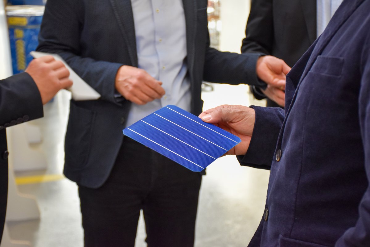 3ssolarswiss's tweet photo. Hoher Besuch aus dem @kanton_bern: Die Wirtschafts-, Energie und Umweltdirektion mit Christoph Ammann (@AmmannCH), André Nietlisbach und Ralf Müssig in unserer Produktionshalle in Thun.
#3ssolarplus #megaslate #solarästhetik #Energiewende https://t.co/FMyTx8AJZo