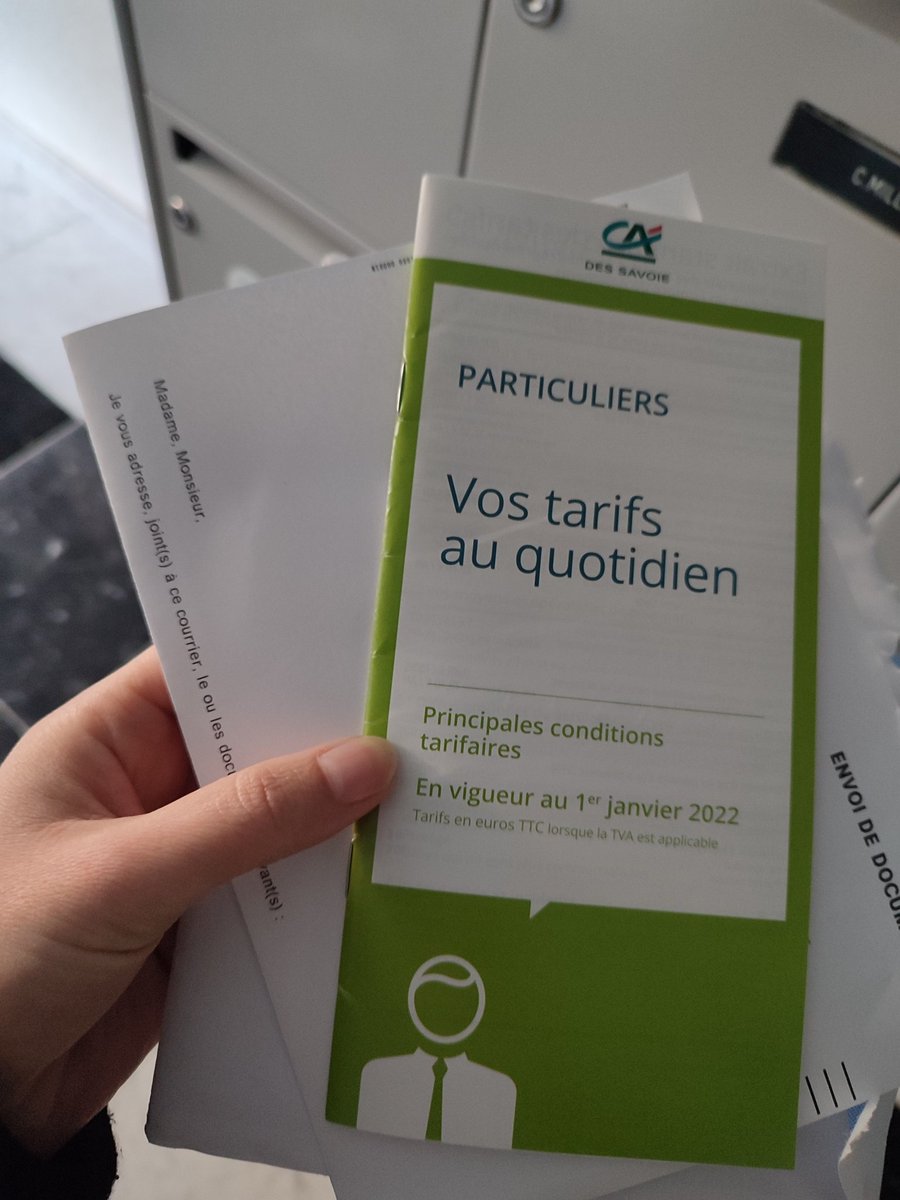 Bravo l'écologie <a href="/CreditAgricole/">Crédit Agricole</a> pour ce doc de 50 pages en papier plastique qui va finir à la poubelle ! #banque #creditagricole #ecologie