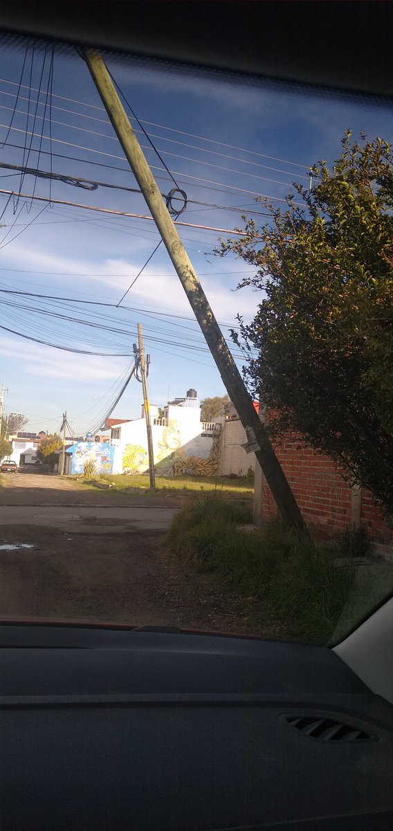 mapez085's tweet photo. Tiene más de 10 días y no lo han venido a cambiar y en cualquier momento se cae  #AYUDA  @laredcincoradio  @RedLopezDiaz  @carlosmartinh  @MariLoliPellon  @TelevisaPuebla    está en calle Domingo Arenas y  Lázaro cárdenas en Agricola Ignacio Zaragoza @TELMEXSoluciona https://t.co/0mVO44rHSv