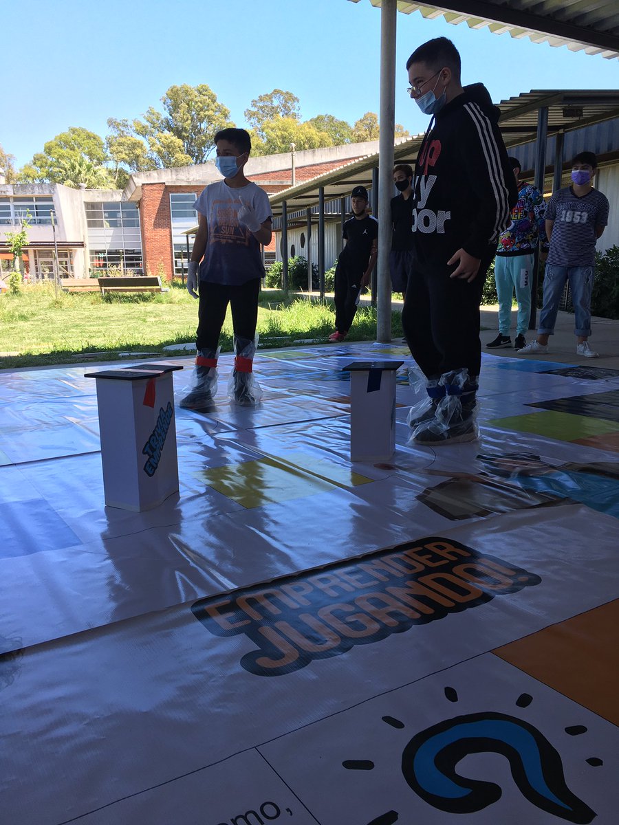 jedeutu's tweet photo. #Ahora jugamos con estudiantes de CBT del CEA “La Boyada” al Trivia Emprende - podemos aprender a emprender jugando- https://t.co/XGI2EKdVmH