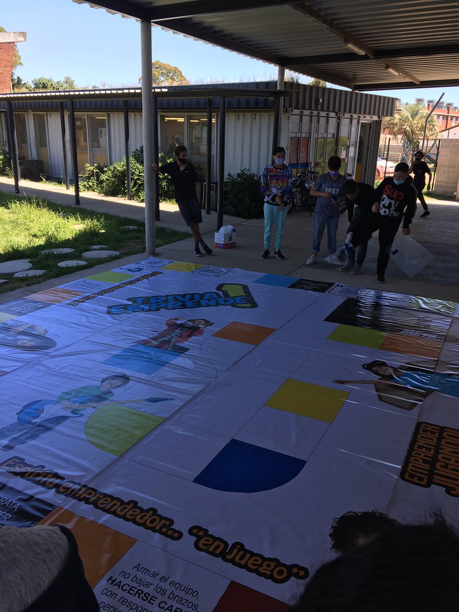 jedeutu's tweet photo. #Ahora jugamos con estudiantes de CBT del CEA “La Boyada” al Trivia Emprende - podemos aprender a emprender jugando- https://t.co/XGI2EKdVmH