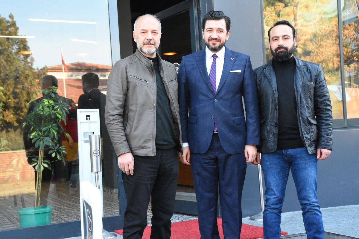 Önceki dönem Tepebaşı İlçe Başkanımız Ahmet Akçay abimiz ve Serkan Tunç’u yeni açtıkları Zerafet Döner işletmelerinde ziyaret ettik.  İşletmelerinin hayırlara vesile olmasını diler, bol kazançlar temenni ederim.