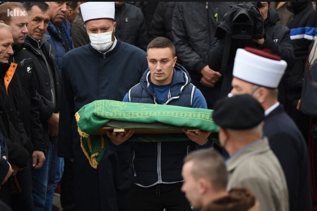 MoljacU's tweet photo. Zbog nečijeg nemara ovaj otac danas u mezar spušta svoju kćerkiću, skupa s njom spušta i svoju dušu...ZBOG NEČIJEG NEMARA! https://t.co/X7Z3sWr4pv