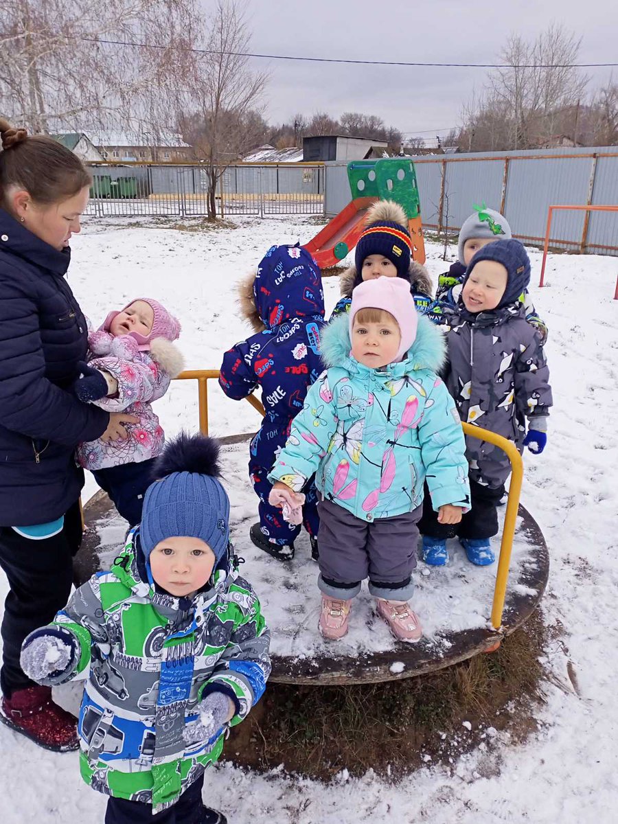 <a href="/NU_Koryakina/">Наталья Корякина</a> <a href="/nf_popova/">Наталья Попова</a> <a href="/K4nxp4feozqmLZh/">Оксана Вотякова</a> 
"Завяжи потуже шарф,
Буду делать снежный шар.
Я шар покачу,
Гулять хочу."
СП "Детский сад" с.Рождествено гр."Бабочки".