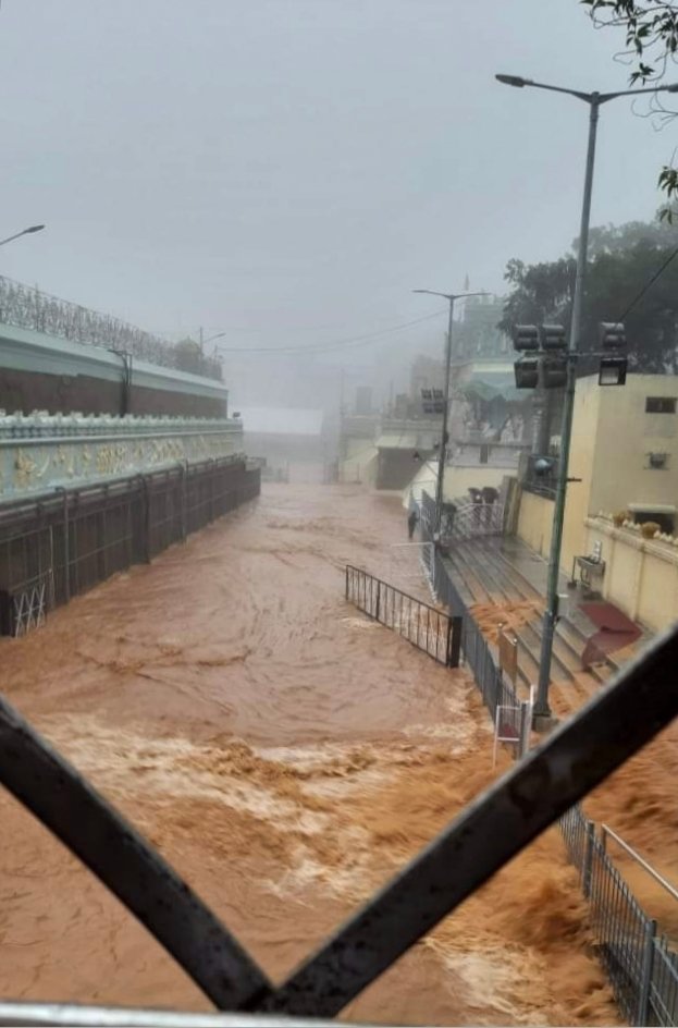 APWeatherman96's tweet photo. Situation Today evening in #Tirumala Temple. Severely Flooded due to Crazy rains. https://t.co/hUjbKz6Huc