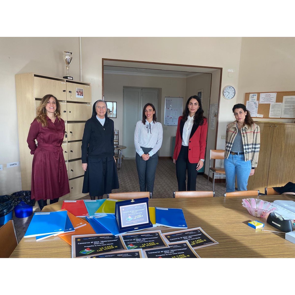 GIEANCELazio's tweet photo. Oggi abbiamo consegnato le targhe e gli attestati di partecipazione alle scuole del #Lazio che hanno partecipato allâedizione 2020/21 del concorso di idee #Macroscuola di #ANCEGiovani, ed abbiamo presentato il bando #AgorĂ Futura della prossima edizione 2021/22 https://t.co/4qwjXQEKP1