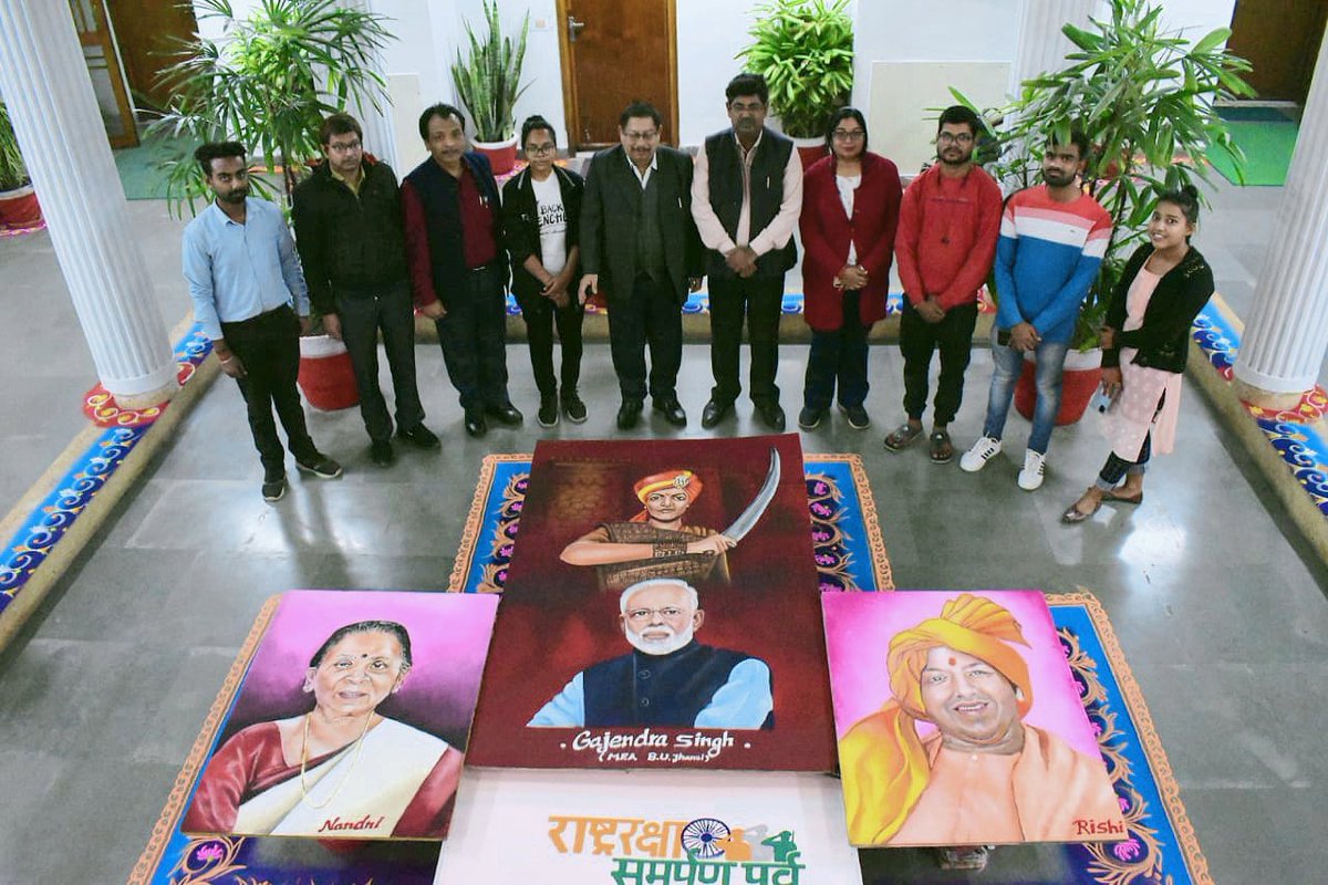 DrShwetaPandey3's tweet photo. रानी लक्ष्मीबाई को सादर नमन करते हुऐ कलाकार गजेंद्र,नन्दनी,ऋषि, रौनक,सुमित,निकेता,अक्षय द्वारा निर्मित रंगोली @nssjhansi  
@DrumeshkumarBU @journoshaswat @munnatiwaribu @_NSSIndia @CMOfficeUP @PMOIndia @MinOfCultureGoI @N @AkademiState @LalitKalaLKA https://t.co/lpAzOS9EaK