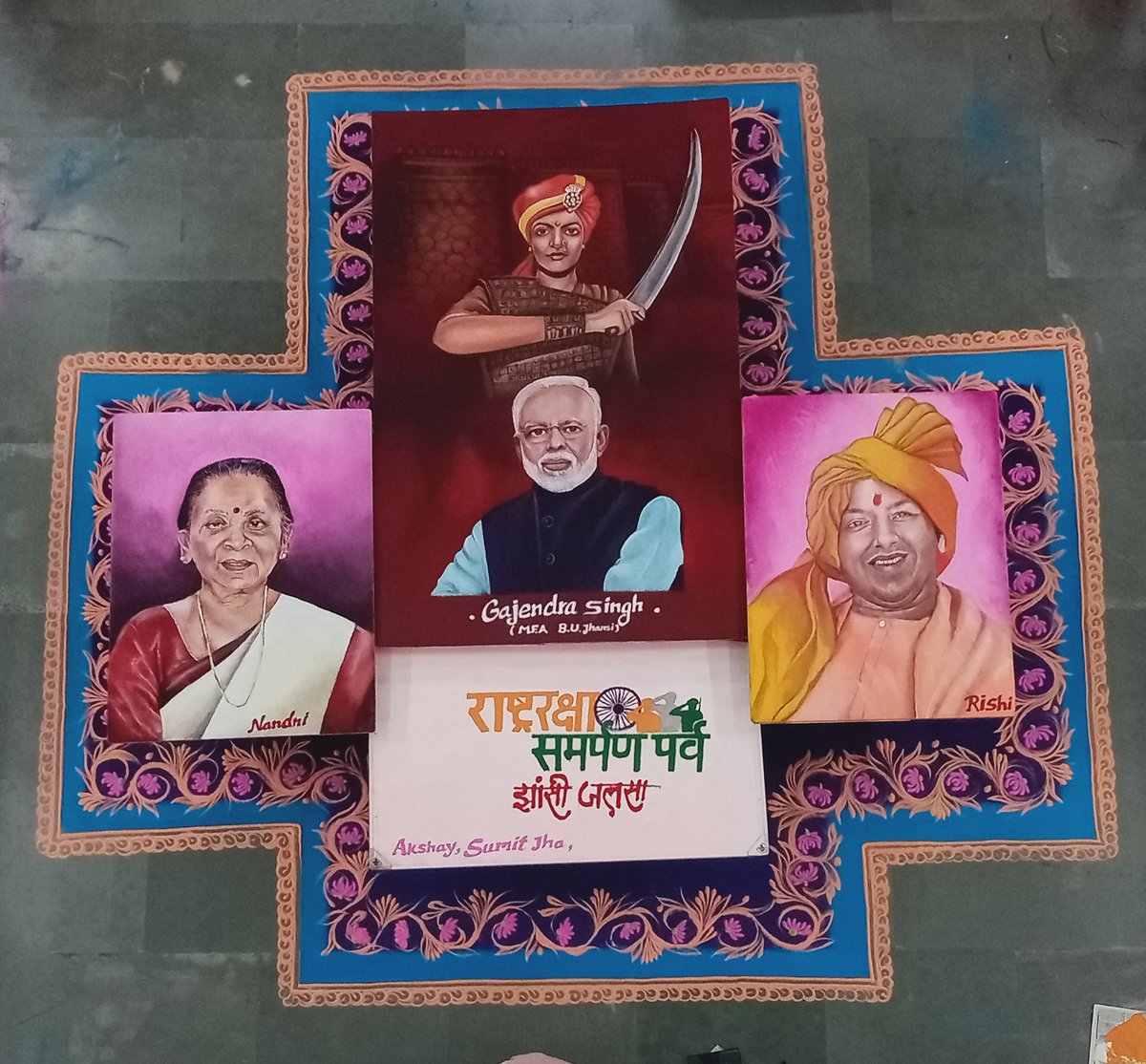 DrShwetaPandey3's tweet photo. रानी लक्ष्मीबाई को सादर नमन करते हुऐ कलाकार गजेंद्र,नन्दनी,ऋषि, रौनक,सुमित,निकेता,अक्षय द्वारा निर्मित रंगोली @nssjhansi  
@DrumeshkumarBU @journoshaswat @munnatiwaribu @_NSSIndia @CMOfficeUP @PMOIndia @MinOfCultureGoI @N @AkademiState @LalitKalaLKA https://t.co/lpAzOS9EaK