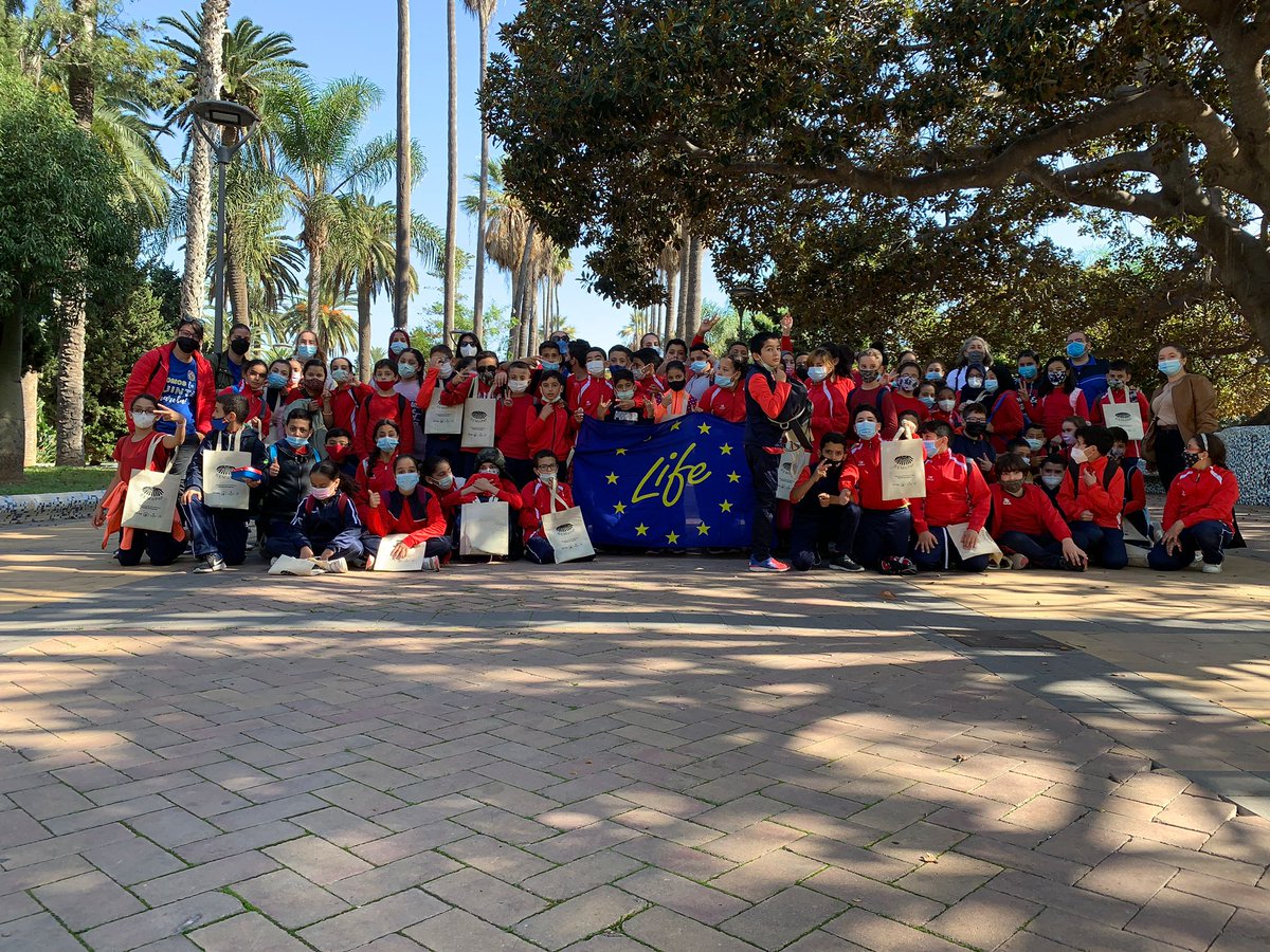 liferemopaf's tweet photo. Hoy @liferemopaf (programa #AfterLife) y un grupo de escolares del @CEIPMediterrne1 de #Melilla compartiendo conocimientos sobre #Patella #ferruginea y su conservación. GRACIAS por ayudarnos a conocer a esta especie mejor👏. @ACCIONA @puertodemelilla @unisevilla @LIFEprogramme https://t.co/QixhSUoveA