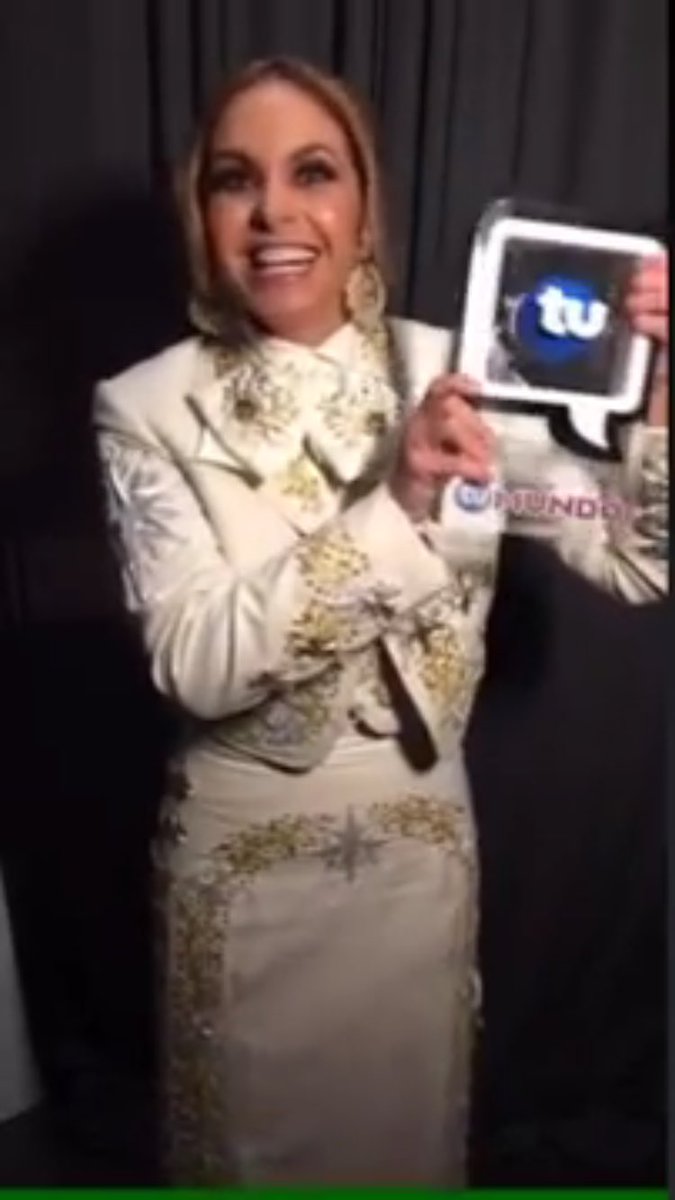 marialels's tweet photo. Feliz Jueves mi reina adorada aquí recordando este #LuceroTBT de cuando fuiste premiada con el galardón #FavoritaDeLaNoche en #PremiosTuMundo ya se te extraña por acá por USA ❤️ @LuceroMexico https://t.co/XPU3IC48Sp