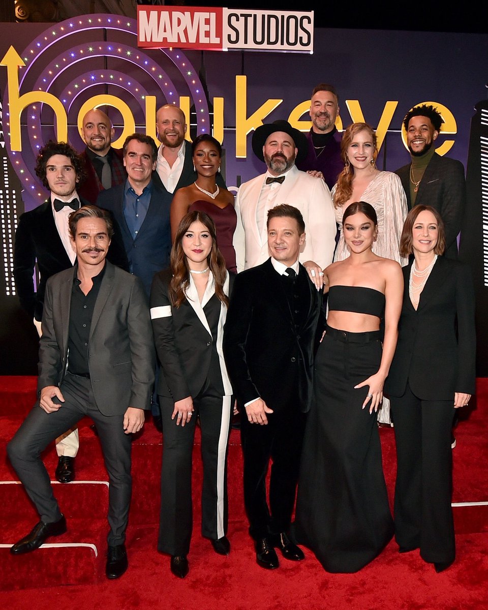 SteinfeldBrasiI's tweet photo. Hailee Steinfeld com elenco de #Hawkeye na premiere, ontem em Los Angeles. Vamos postar todas as fotos na nossa galeria mais tarde. https://t.co/tmpPHs8BvG