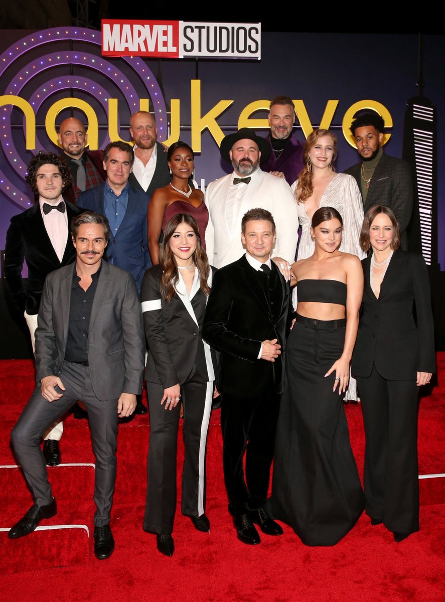 SteinfeldBrasiI's tweet photo. Hailee Steinfeld com elenco de #Hawkeye na premiere, ontem em Los Angeles. Vamos postar todas as fotos na nossa galeria mais tarde. https://t.co/tmpPHs8BvG