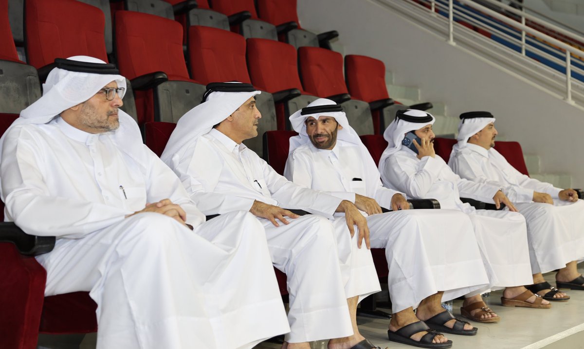 QATARAQUATICS's tweet photo. يتواجد السادة رئيس الاتحاد القطري للسباحة وأمين السر العام بصحبة ضيوف بطولة كأس قطر للسباحة والتي تقام الآن بمجمع حمد للرياضات المائية حيث يتبعها تتويج النادي الفائز بدرع التفوق العام للموسم الرياضي ٢٠٢١ . https://t.co/ZSnUdPzze9
