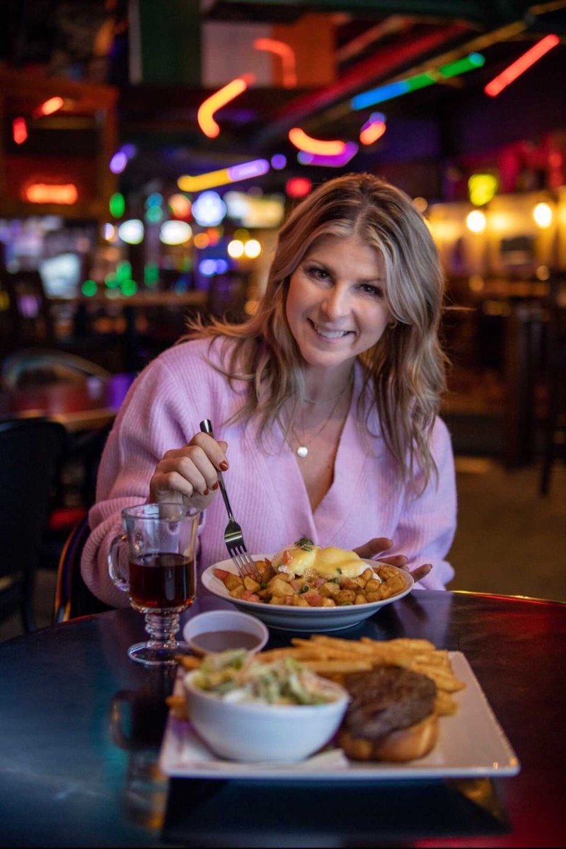 TourismRedDeer's tweet photo. It’s time for another @tourismreddeer Thursday with @reddeereats Today it’s time to visit one of our local pubs know for some amazing food.  @chillabongs a local hotspot is a must stop spot! 
#getoutofthegrey
#experiencethecolours
#explorereddeersbackyard https://t.co/5U5GWStTUI